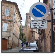 Escluso veicoli autorizzati negli appositi spazi sign italian street strada