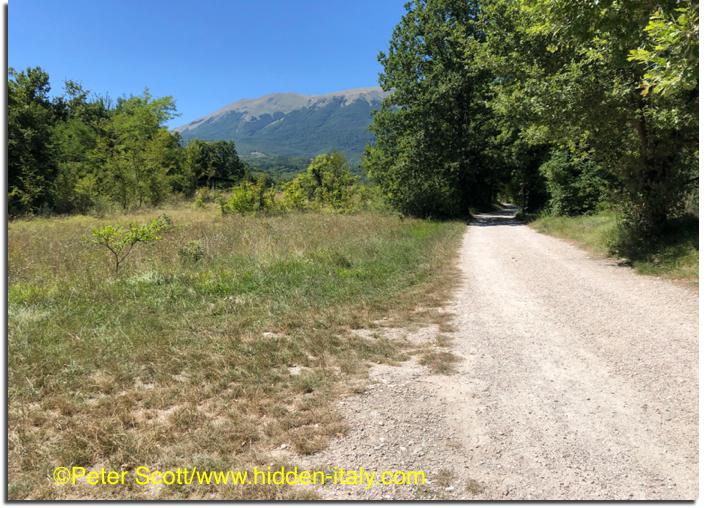 Le Marche strada bianca, Sarnano, Le Marche, Monte Sibillini range.